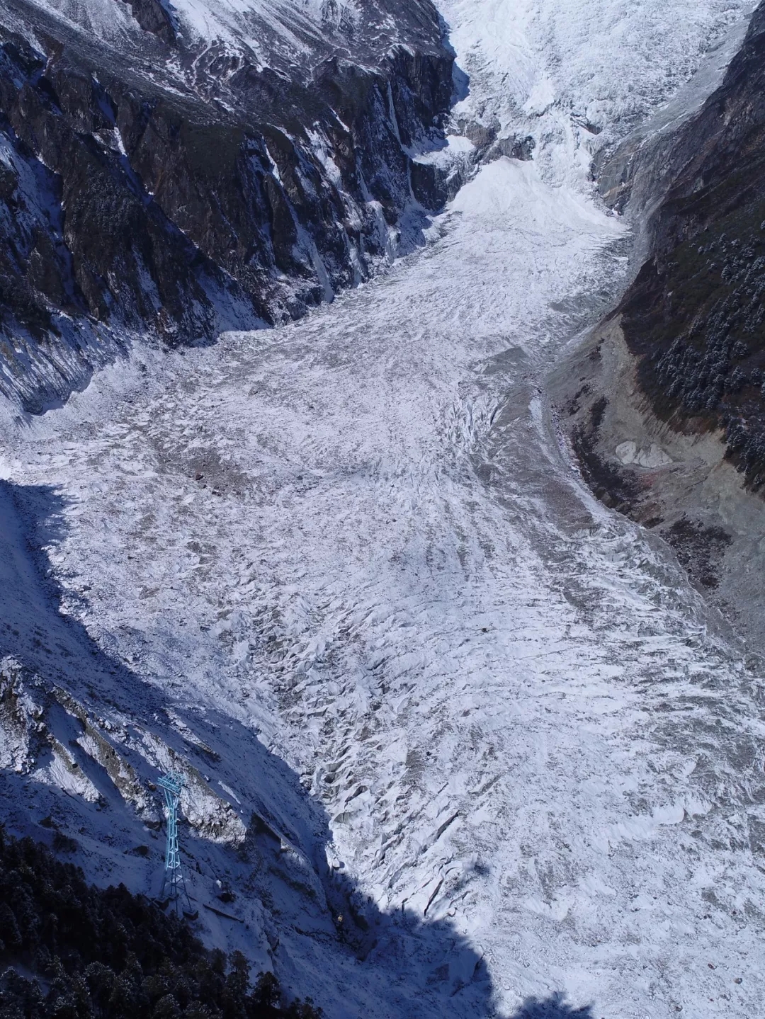 海螺沟冰川，位于贡嘎山