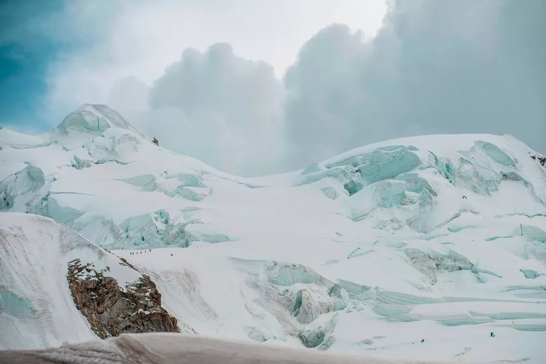 雀儿山冰川，注意左下方的登山队伍