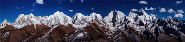 贡嘎群峰，最高者为贡嘎，拍摄于雅哈垭口