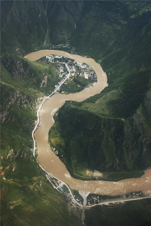 岷江与大渡河汇合后仍称岷江，之后再汇入长江;下图为大渡河泸定段